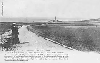 Le site au milieu des champs.