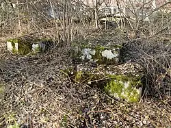 Bloc bétonné en forme de U.