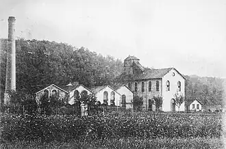 Ensemble de bâtiment industriels dans un cadre champêtre.