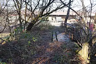 Une ancienne passerelle en métal.