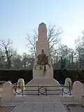 Le monument aux morts en face de la mairie (décembre 2009)