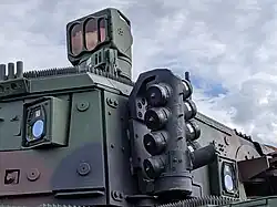 Les lance-pots fumigène, les détecteurs d'alerte laser et de départ de missile ainsi que le brouilleur infrarouge rotatif de la protection active MUSS utilisée par le véhicule de combat d'infanterie SPz Puma.