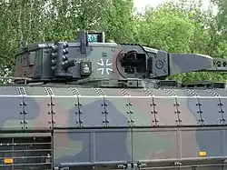 Le blindage réactif CLARA (Composite Lightweight Adaptable Reactive Armour) de Dynamit Nobel Defence est fait en fibre de verre afin de limiter les dommages collatéraux. Il recouvre, ici, les flancs du véhicule de combat d'infanterie allemand Puma.