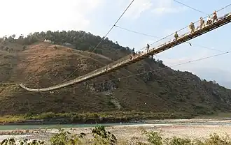 Le pont suspendu de Punakha enjambe la Pho Chhu&nbsp;(en).