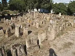 Vue d'un espace recouvert de stèles en pierres