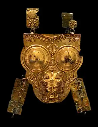  Cuirasse de bronze doré de Ksour Essef, au musée du Bardo