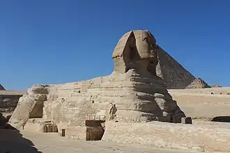 Le Sphinx côté sud dont les maçonneries révèlent cinq campagnes de restauration majeures depuis Thoutmôsis&nbsp;IV (-1400, -600, -30, 1925 et 1980).