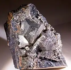 Pyrite - macle en « croix de fer » - mine de Batère, Pyrénées-Orientales (7&nbsp;×&nbsp;5&nbsp;cm)