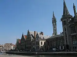 Le quai aux Herbes (Graslei) et la tour d'horloge de l'hôtel des postes.