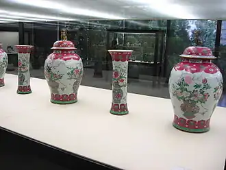 Vases et jarres chinois, famille rose sur biscuit, période Kangxi, dynastie Qing.