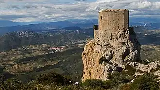 Quéribus veille sur le Fenouillèdes.