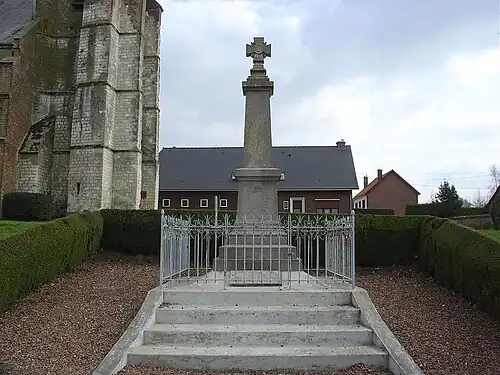 Le monument aux morts de Quœux.