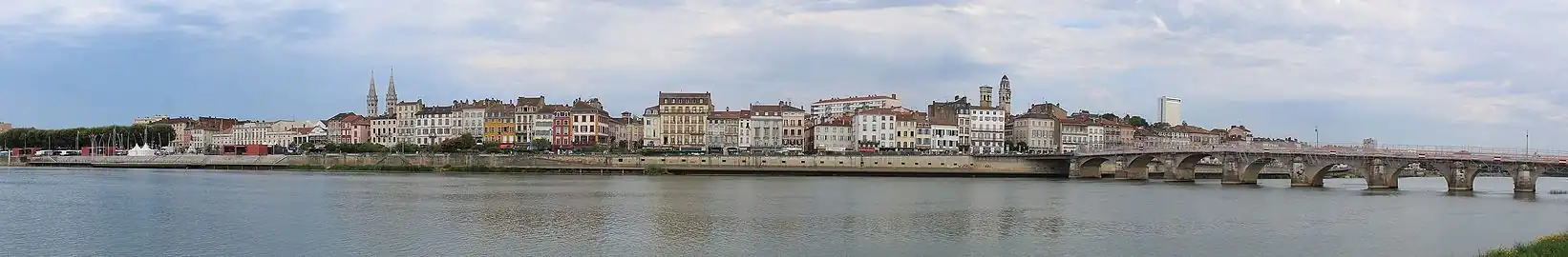 Photo de la ville de Mâcon prise depuis la commune de Saint-Laurent-sur-Saône (Ain).