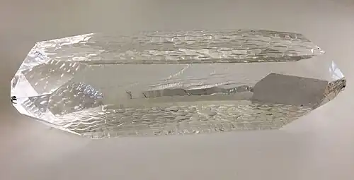 Photo d'un barreau de quartz monocristallin synthétique.