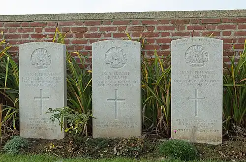 Trois tombes de soldats australiens.