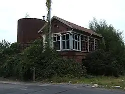 La cabine de signalisation et le château d'eau subsistent, côté français.