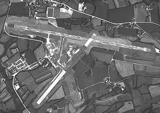 Aéroport de Quimper le 01 janvier 1982 avec deux pistes enrobées: 10/28 (de 1 900 mètres) et 04/22