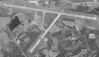 Aéroport de Quimper le 10 avril 1997 avec deux pistes enrobées: 10/28 et 04/22