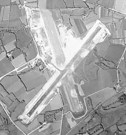 Aéroport de Quimper le 11 juin 1968 avec une piste enrobée 04/22 et une piste en herbe.