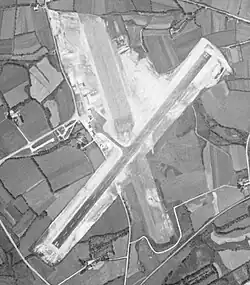 Aéroport de Quimper le 11 juillet 1967 avec une piste enrobée 04/22 et une piste en herbe.