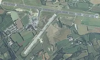 Aéroport de Quimper le 012 juillet 1990 avec deux pistes enrobées: 10/28 et 04/22