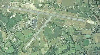 Aéroport de Quimper le 20 août 1993 avec deux pistes enrobées: 10/28 (de 2 150 mètres) et 04/22