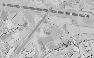 Aéroport de Quimper le 22 août 1978 avec deux pistes enrobées: 10/28 et 04/22 et une piste en herbe restante.