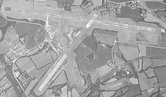 Aéroport de Quimper le 29 juillet 1983 avec deux pistes enrobées 10/28 et 04/22