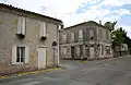 Rue face à la mairie.