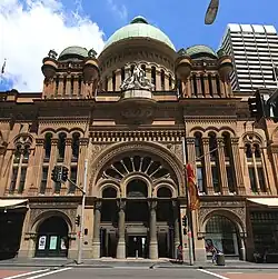 Entrée au centre de la façade de la rue George