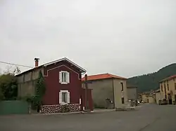 Autre vue de la place centrale du village avec un abreuvoir et une croix