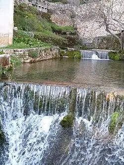 La résurgence, dans le bourg.