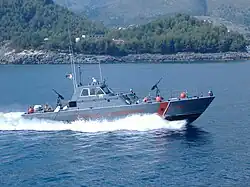 Un des navires donné à l'Albanie en 1999 ici en mer en 2007. Immatriculé R-215, il joue le rôle de garde-côte pour la brigade navale albanaise.