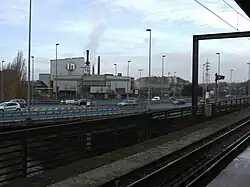 Viaduc longeant la station Villette du métro léger de Charleroi.