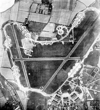 Photographie aérienne de l'aérodrome de la RAF Horsham St Faith, le 16 avril 1946, prise par le 541e Escadron, numéro de sortie RAF/106G/UK/1428. Patrimoine anglais (RAF Photography).