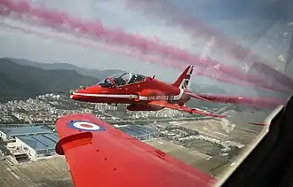 Survol du salon par les Red Arrows britanniques.