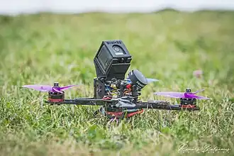 Quadrirotor FPV équipé d'une GoPro.