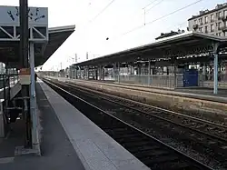 Quais couverts et accès souterrain.