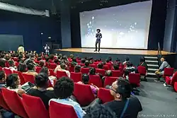 Laza s'adressant au public lors de la projection en compétition des Rencontres du film court Madagascar, 2016.