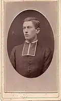 Jeune prêtre catholique français portant un col à rabat noir, vers 1880.