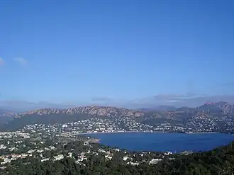 La rade et le Rastel d'Agay, avec le reste du massif de l'Esterel au loin.