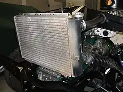 Radiateur placé sur l'avant du châssis (modèle GTL).