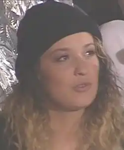 Les actrices principales Karen Bach (alias Karen Lancaume) et Raffaëla Anderson (alias Raphaëlla), photographiées toutes deux à l'époque de leurs carrières dans l’industrie pornographique.