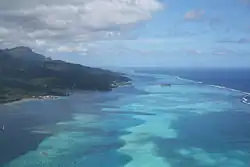 Photographie en couleurs, représentant une île.