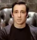 Ralf Little interprète Neville Parker.