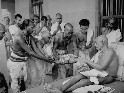Ramana Maharshi avec ses disciples.