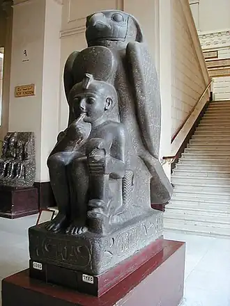Statue du dieu Houroun protégeant Ramsès II – Musée du Caire.