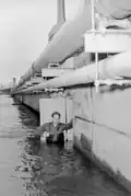 Un barragiste à la station de jaugeage du pont van Veghten à Manville lors de la crue du 31 décembre 1948.