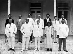 Makea Nui Tinirau Ariki (premier rang, 2e en partant de la gauche) au Conseil insulaire de Rarotonga (ca. 1923-1925)