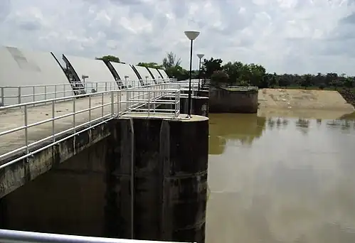 Barrage de Rasi Salai&nbsp;(en) en 2005.